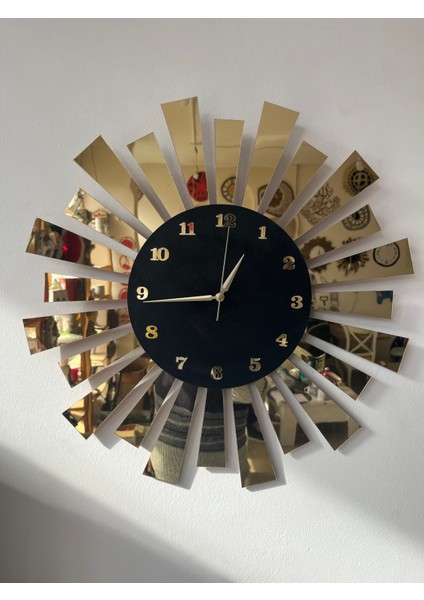 Siyah Gold (Altın) Aynalı Pleksi Yelpaze Model Sayılı Ev Hediyelik Duvar Saati 50CM Boyutunda Salo,ofis,yatak Odası ve Mutfak Için Uygun modelleri