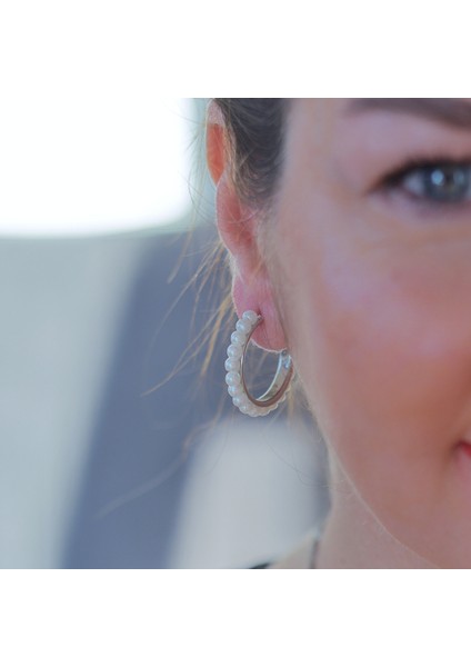 Zarafeti Tamamlayan Şık Inci Boncuklu Gümüş Rengi Küpeler - Her Anınıza Işıltı Katın!