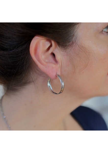 Zarif ve Şık: Gümüş Rengi Klasik Halka Küpe