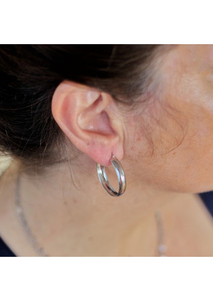 Zarif ve Şık: Gümüş Rengi Klasik Halka Küpe modelleri