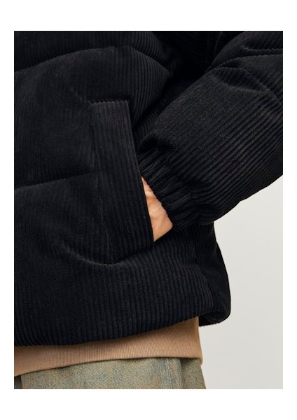 Jack Jones Erkek Rüzgar Geçirmez Siyah Kadife Puffer Mont 12260464S fırsatları