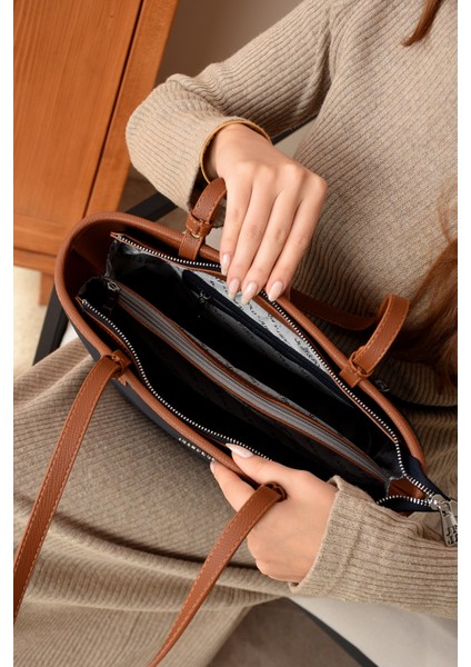 Kadın Büyük Boy Suya Dayanıklı Lacivert Taba Lakoste Kumaş 4 Gözlü El ve Omuz Çantası PBU2170 modelleri