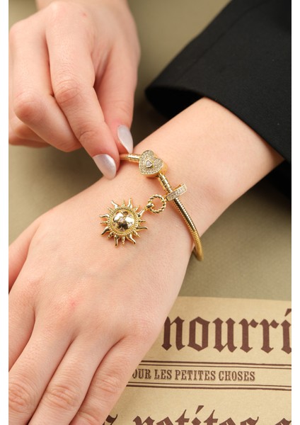 Gold Özel Tasarım Zirkon Taşlı Güneş ve Kalp Detaylı Charm fiyatları