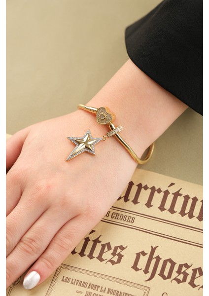 Gold Özel Tasarım Zirkon Taşlı Yıldız Detaylı Charm