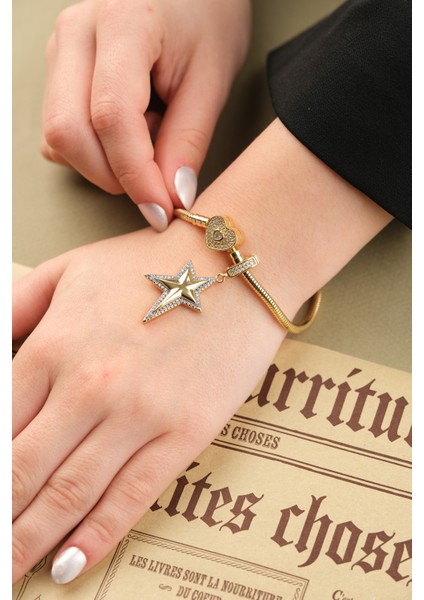 Gold Özel Tasarım Zirkon Taşlı Yıldız Detaylı Charm fiyatları