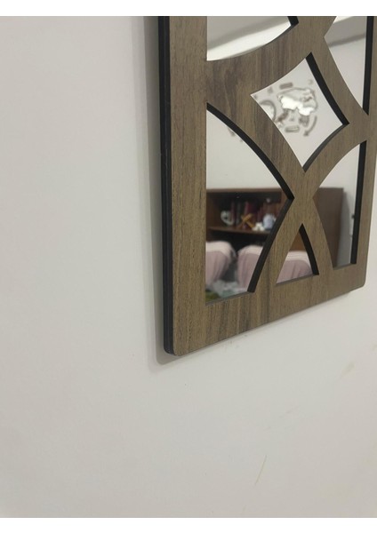 Dekoratif Geometrik Desenli Pleksi Aynalı Açık Ceviz Boyalı Hazır modelleri