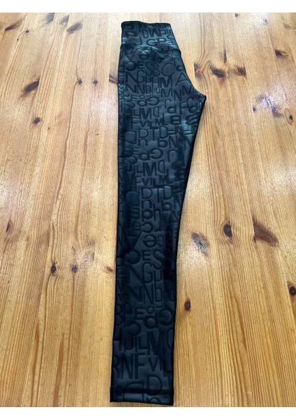 Siyah Kendinden Harf Desenli Deri Görünümlü Kumaş Spor Tayt indirimleri