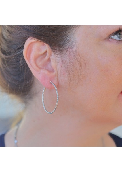 Parlak ve Şık: Parıltılı Gümüş Rengi Halka Küpe