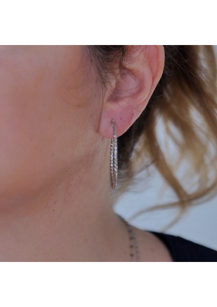 Parlak ve Şık: Parıltılı Gümüş Rengi Halka Küpe fiyatları