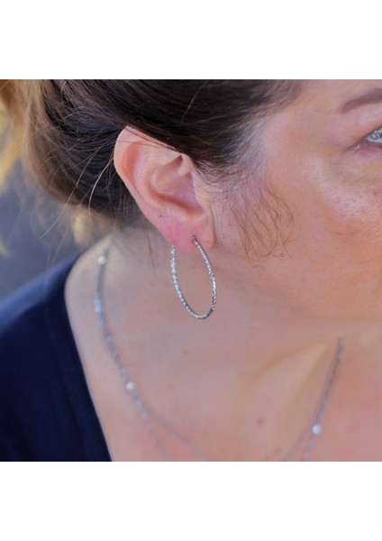 Parlak ve Şık: Parıltılı Gümüş Rengi Halka Küpe modelleri