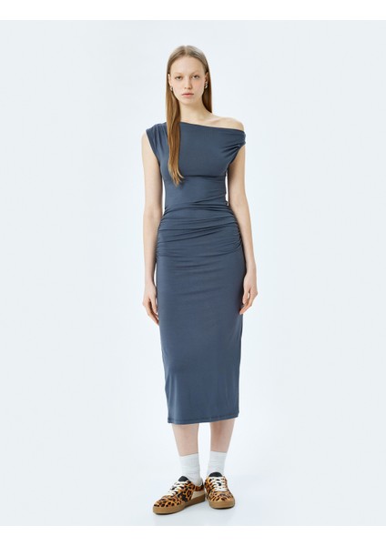 Asimetrik Yaka Omzu Açık Kısa Kollu Drapeli Viskon Midi Elbise fiyatları