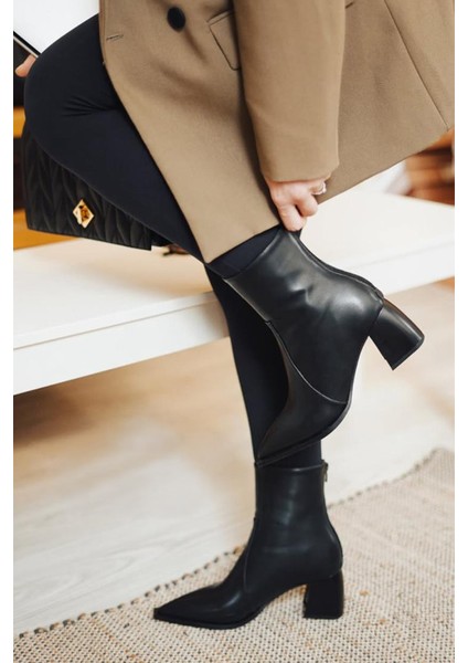 Kadın Sivri Burun Arkadan Fermuarlı Topuklu Bot Erves Siyah