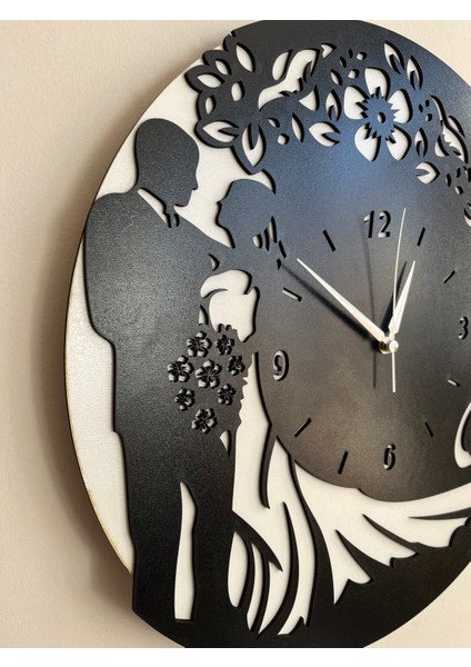 Evli Çift Silüetli 40 cm Dekoratif Duvar Saati – Şık ve Romantik Tasarım modelleri