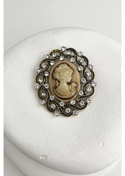 Taş Detaylı Çerçeveli Kleopatra Broş (En:4cm Boy:5cm)
