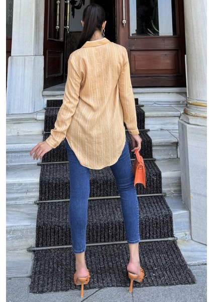 Kadın Karamel Çizgili Desenli, Uzun Kollu, Rahat Kesim, Dokulu Kumaş Gömlek modelleri