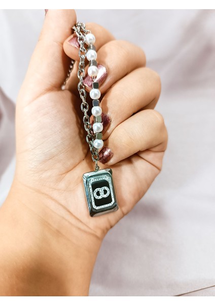 Gümüş Kaplama Çelik Kolye – Inci Detaylı Özel Dikdörtgen Tasarım