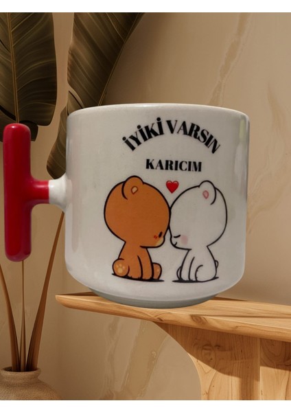 "iyiki Varsın Karıcım"" Çift Taraf Yazılı Kupa Kahve Bardağı (Kırmızı T)