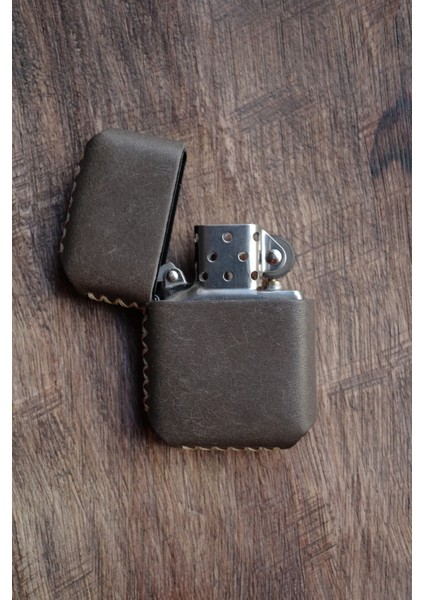 Hakiki Deri Kılıflı Zippo Benzinli Çakmak ,tamamen El Işi Üretim Kırmızı Renkli