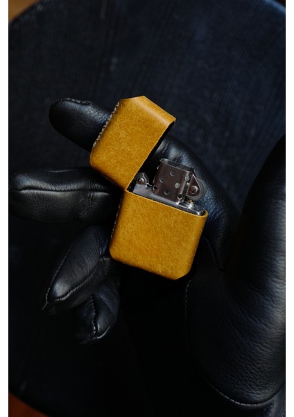 Hakiki Deri Kılıflı Zippo Benzinli Çakmak ,tamamen El Işi Üretim Sarı Renkli