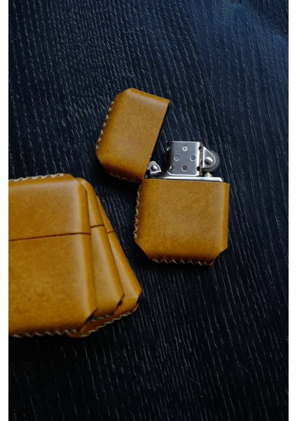 Hakiki Deri Kılıflı Zippo Benzinli Çakmak ,tamamen El Işi Üretim Sarı Renkli