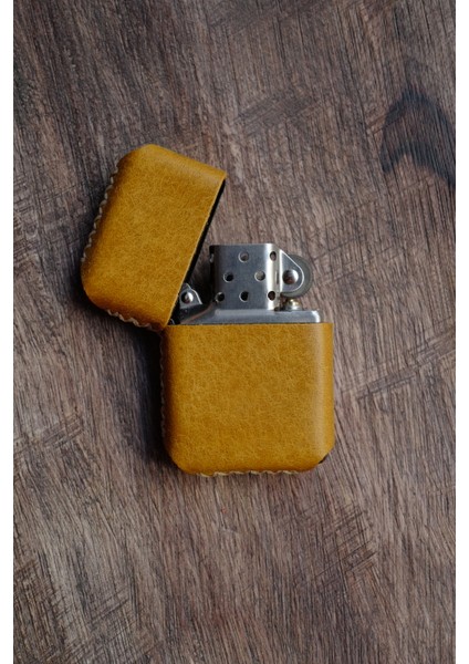 Hakiki Deri Kılıflı Zippo Benzinli Çakmak ,tamamen El Işi Üretim Sarı Renkli