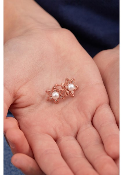 Inci Detaylı Çiçek Model 925 Ayar Gümüş Çocuk Küpesi fırsatları