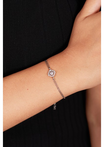 925 Ayar Gümüş Tek Taşlı Kare Model Zarif Bileklik