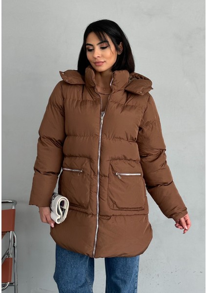 Gümüş Detaylı Kapüşonlu Uzun Şişme Mont