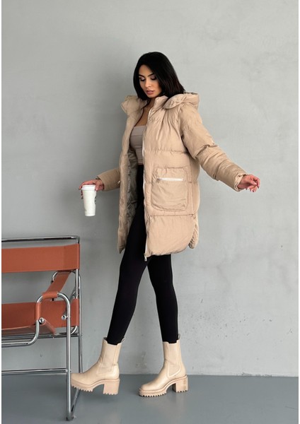 Gümüş Detaylı Kapüşonlu Uzun Şişme Mont modelleri