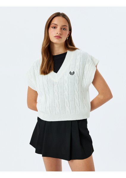 Nakış Detaylı V Yaka Oversize Saç Örgü Süveter