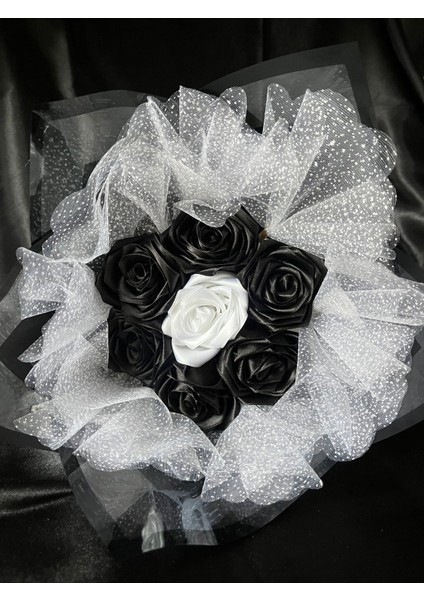 Siyah Beyaz Solmayan Gül Buketi
