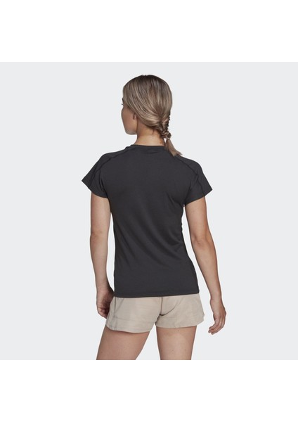 Performance HN5543 AEROREADY Train Essentials Minimal Branding V-Neck Tee fiyatları