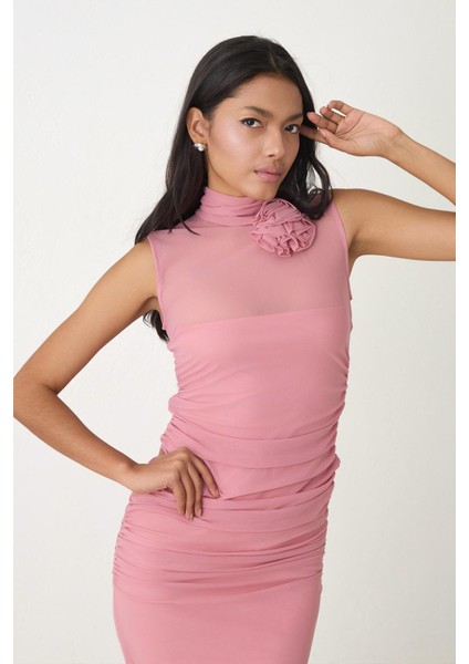 Pembe Balıkçı Yaka Gül Detaylı Kolsuz Tam Kalıp Büzgü Detaylı Midi Boy Elbise fiyatları
