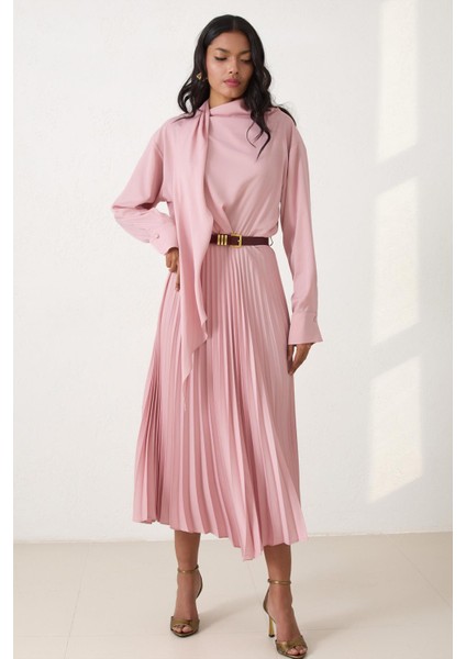 Pudra Kemer Detaylı Pileli Uzun Kollu Midi Boy Elbise