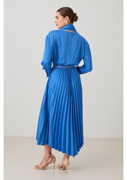 Mavi Kemer Detaylı Pileli Uzun Kollu Midi Boy Elbise fırsatları