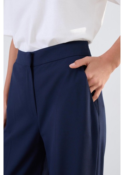 Lacivert Bel Detaylı Cepli Rahat Kesim Geniş Kalıp Pantolon modelleri