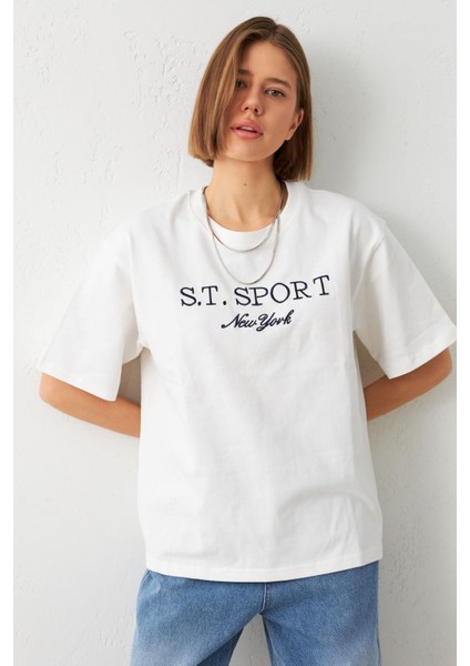 Ekru Pamuklu Baskı Detaylı Bisiklet Yaka T-Shirt