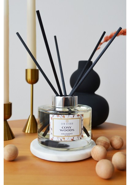 Sum Studıo Cosy Woods - Sıcacık Ahşap Çubuklu Oda Kokusu 150 ml