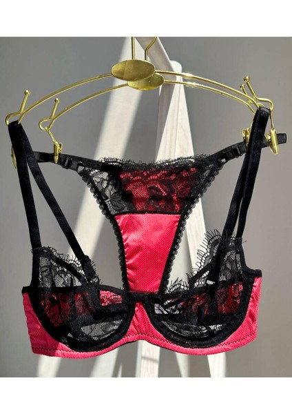 Kırmızı Saten Detaylı Siyah Iç Çamaşırı Takımı