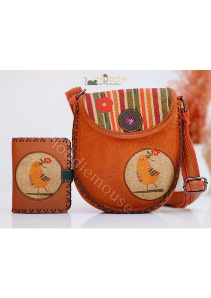 Kuş Figurlu Tasarımlı Capraz Örgulu Kol Cantası ve Cuzdan Kombin – Taba