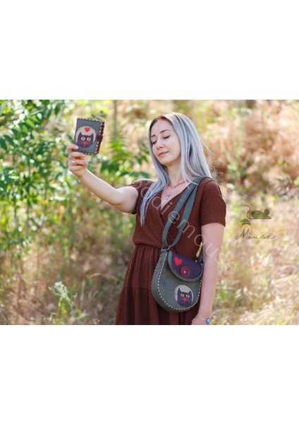 Kedi Aşkı Figurlu Tasarımlı Capraz Örgulu Kol Cantası ve Cuzdan Kombin – Yesil fiyatları