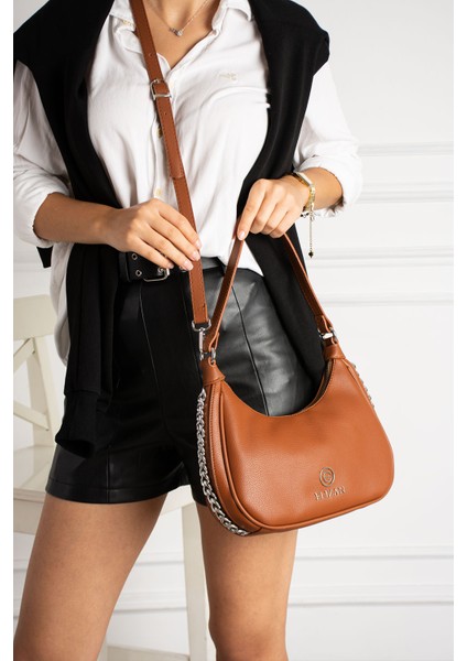 Zincir Detaylı Ay Dizayn Taba Omuz ve Çapraz Kadın Çantası modelleri