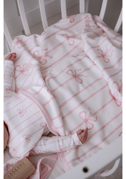 Atelier Babbi Çift Taraflı %100 Pamuk İnterlok Kurdele Desenli Kız Bebek Battaniye 80x80 cm fırsatları