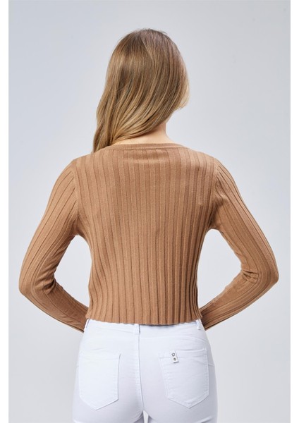 Kısa Yuvarlak Yaka Triko fırsatları