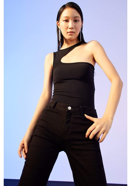 Slim Fit Bisiklet Yaka Dekolte Detaylı Çıtçıtlı Body X4863AZ21WN