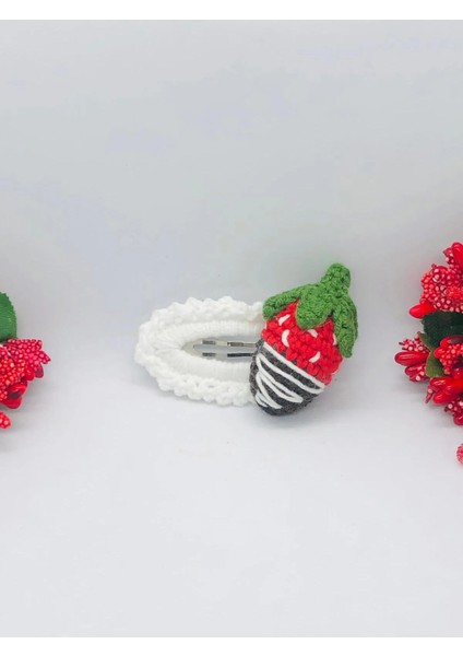 Çikolata Soslu Çilekli Örgü Çıtçıtlı Toka ( El Yapımı )