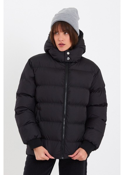 Kadın Siyah Su ve Rüzgar Geçirmez Oversize Kapüşonlu Kışlık Şişme Mont & Kaban & Parka - 137