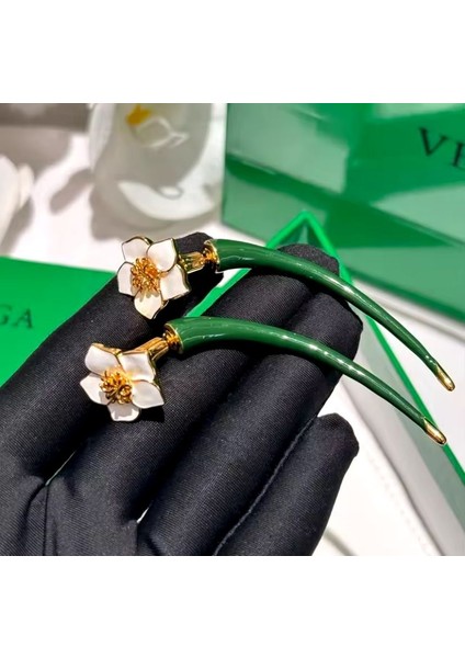 Çiçek Motifli Yeşil ve Beyaz Renk Mineli Altın Kaplamalı Çivi Kilitli Küpe