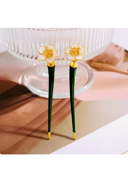 Çiçek Motifli Yeşil ve Beyaz Renk Mineli Altın Kaplamalı Çivi Kilitli Küpe fiyatları