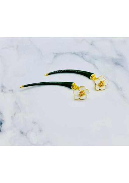 Çiçek Motifli Yeşil ve Beyaz Renk Mineli Altın Kaplamalı Çivi Kilitli Küpe modelleri